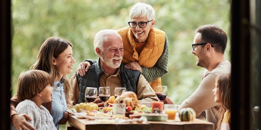 Une famille réunie sur une terrasse
