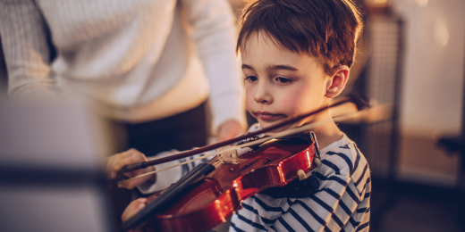Un enfant suit un cours de violon